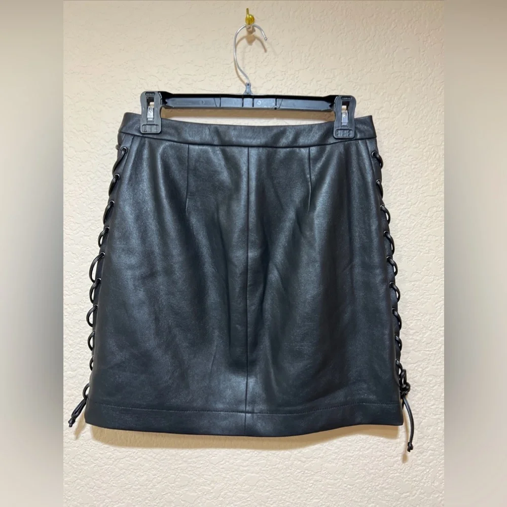 BCBG MAXAZRIA BLACK FAUX LEATHER SIDE LACE UP MINI SKIRT‎ SZ SMALL Y2K